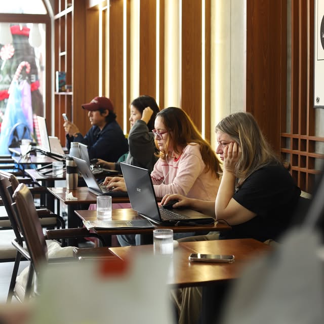 Khách làm việc và trò chuyện bên tách cà phê bên trong E-Space Coffee & Craft Beer